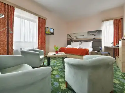 Ramada by Wyndham Airport - 32
