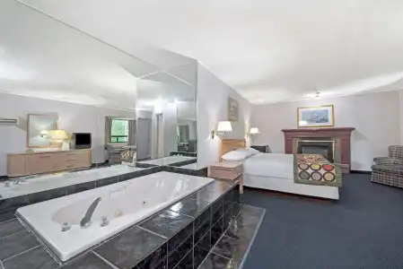 Super 8 by Wyndham Niagara Falls North - 18