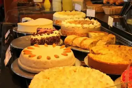 & Café Göller - 9