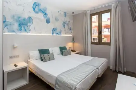 Opera Ramblas Hostal - 0