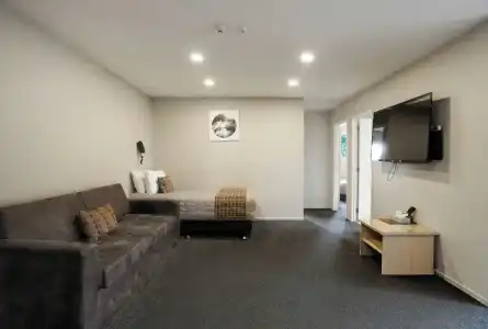 Ellerslie Palms Motel - 35