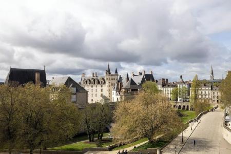 L'Hôtel - Face au Château - Boutique Hôtel et Séminaires - 88