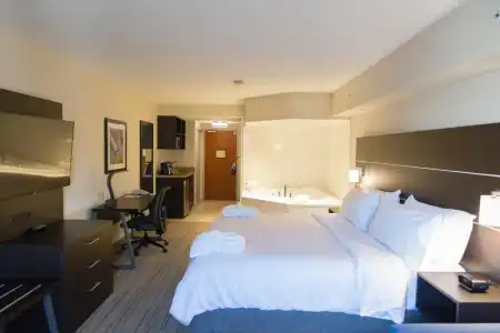 Holiday Inn Express & Suites Brampton by IHG - 55