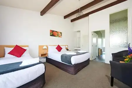 Cobblestone Court Motel – Wenzel Motels - 81