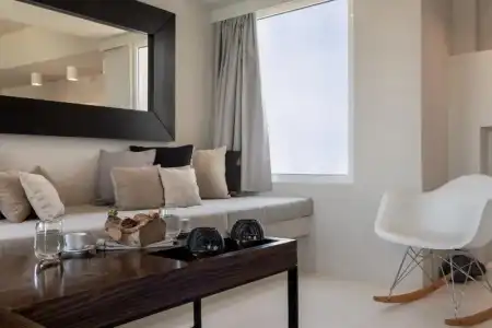 West East Suites - 86