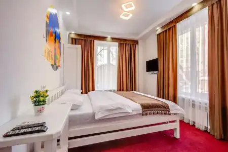 White & Hostel - 4