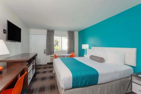Howard Johnson by Wyndham San Diego Circle - 28