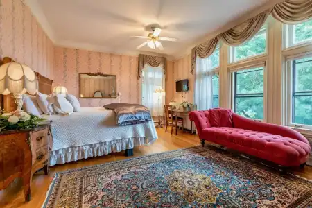 Wilburton Inn - 99