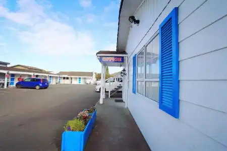 Golden Glow Motel - 53