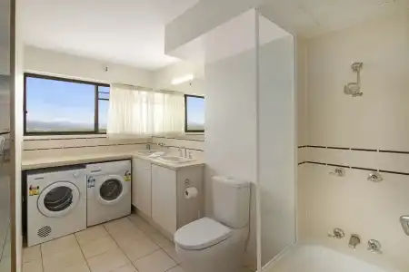 Burleigh Esplanade Beachfront Apartments - 30