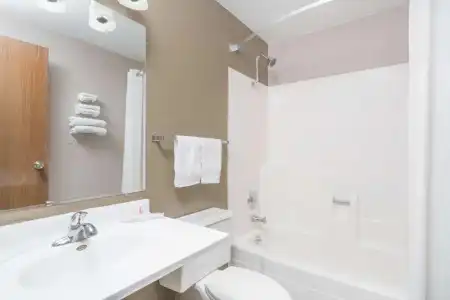 Days Inn by Wyndham Bismarck - 19