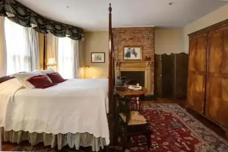 200 South Street Inn - 79