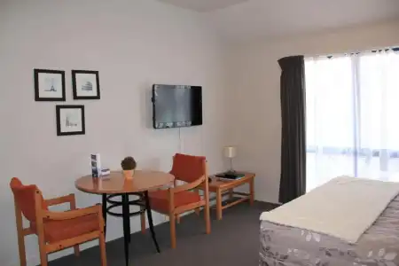 Bush Inn Court Motel - 117