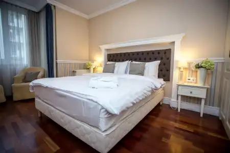 Queen's Court & Residence - 156