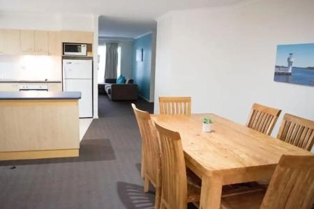 Beachside Holiday Apartments - 37