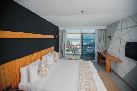 Giraffe Ocean View - 23