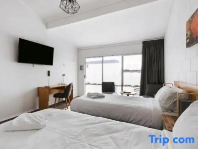 Cobblestone Court Motel – Wenzel Motels - 63