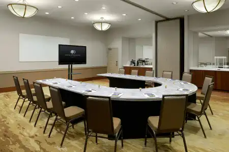 DoubleTree Suites by Hilton Phoenix - 36