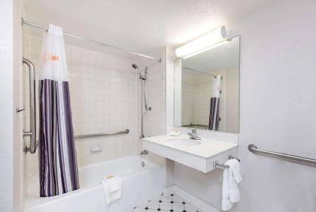 La Quinta Inn by Wyndham El Paso West - 7