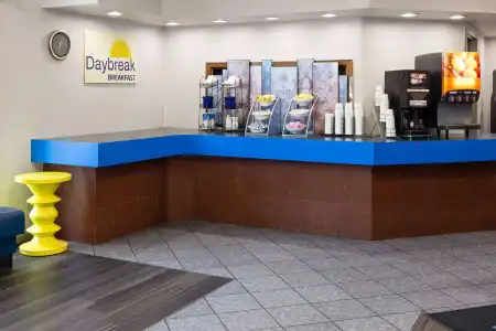Days Inn & Suites by Wyndham Albany - 1