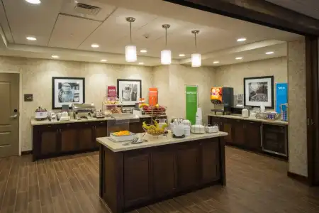 Hampton Inn and Suites Manchester - 22