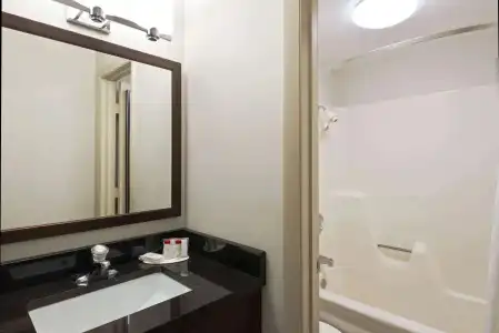 Ramada by Wyndham Boston - 7