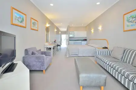 Shoreline Motel - 24