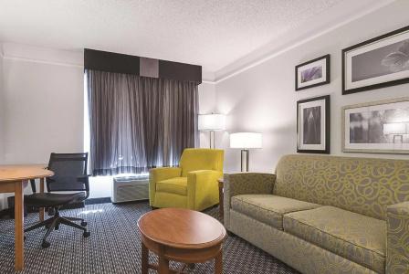 La Quinta Inn & Suites by Wyndham Univ Area Chapel Hill - 46