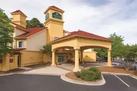 La Quinta Inn & Suites by Wyndham Univ Area Chapel Hill - 18