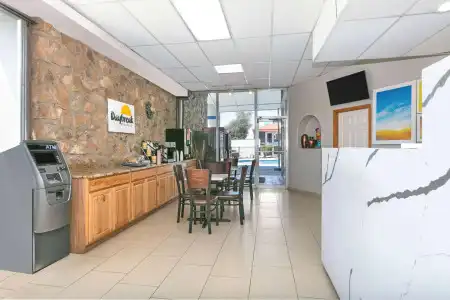 Days Inn by Wyndham South Fort Worth - 14