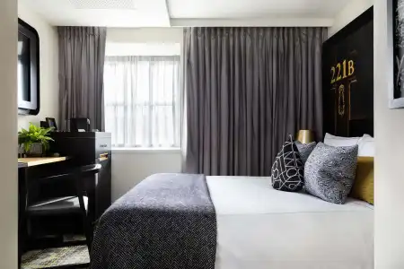 Holmes London - 30