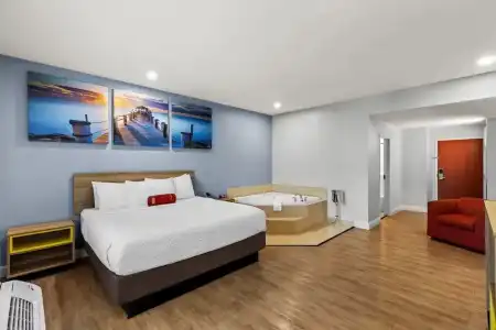 Days Inn & Suites by Wyndham Lakeland - 119