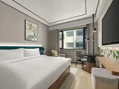 Hilton Garden Inn West Lake - 41