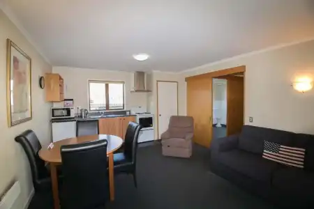 Allan Court Motel - 95