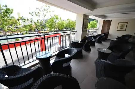 906 Riverside - 16