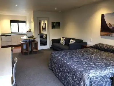 Commodore Motels - 41