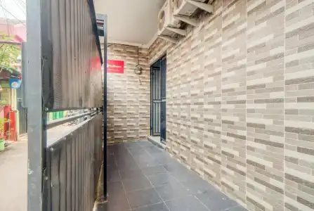 RedDoorz near Graha Cijantung Mall - 11