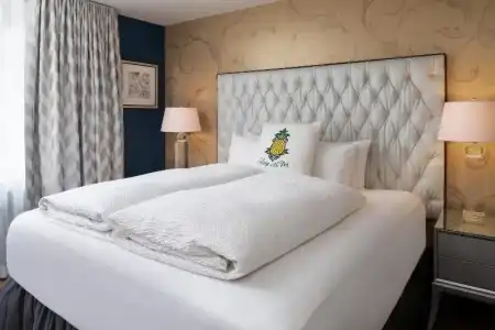 Staypineapple, Rose, Downtown Portland - 131