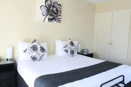 Abbella Lodge Motel - 80