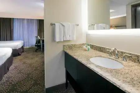 Holiday Inn & Suites Phoenix Airport North by IHG - 9