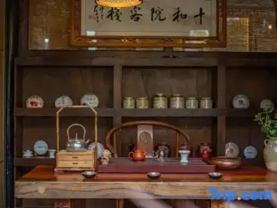Lijiang Ten Courtyard Inn - 8
