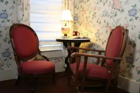 Martine Inn - 82