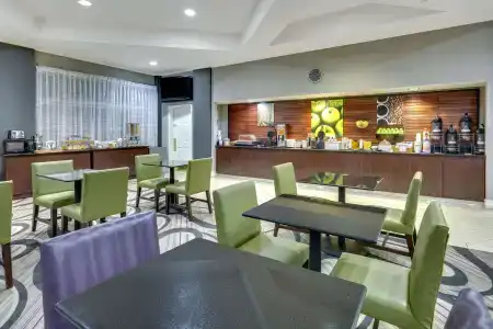 La Quinta Inn & Suites by Wyndham Dallas North Central - 19