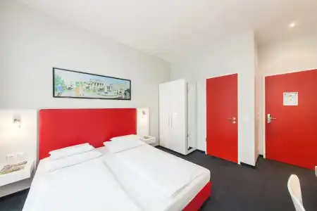 Garner Berlin - Checkpoint Charlie by IHG - 5