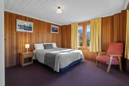 Riverfront Motel & Restaurant - 149