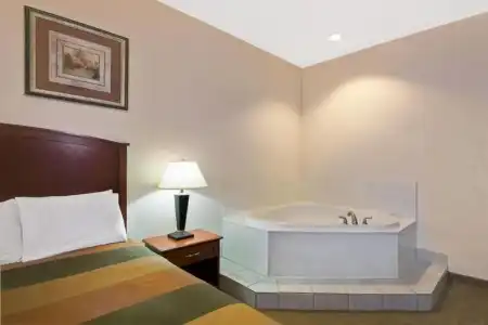 Super 8 by Wyndham Austin/Airport South - 53