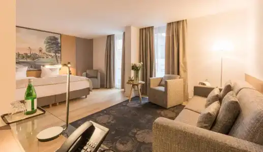 Bayerischer Hof - 100