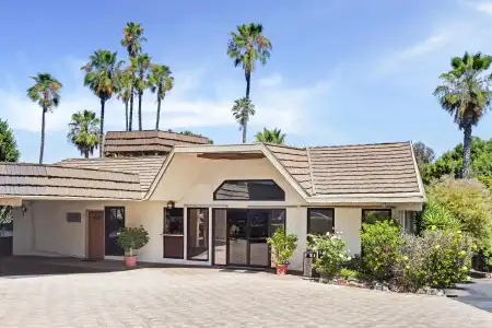 Super 8 by Wyndham Long Beach - 6