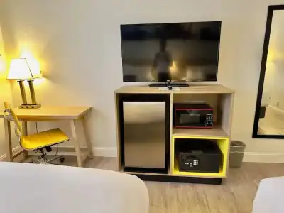 Days Inn & Suites by Wyndham Lakeland - 76