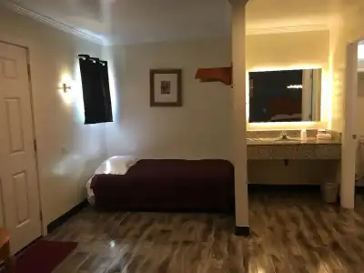 Lincoln Park Motel - 65